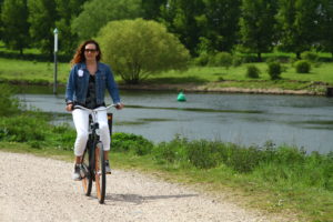 Sybylle op de fiets langs de Maas in Noord-Limburg