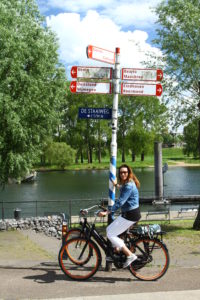 Sybylle op de fiets langs de Maas in Noord-Limburg