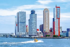 Tenderbootje in Rotterdam met Hotel New York tussen de wolkenkrabbers op de achtergrond. Foto Pixabay