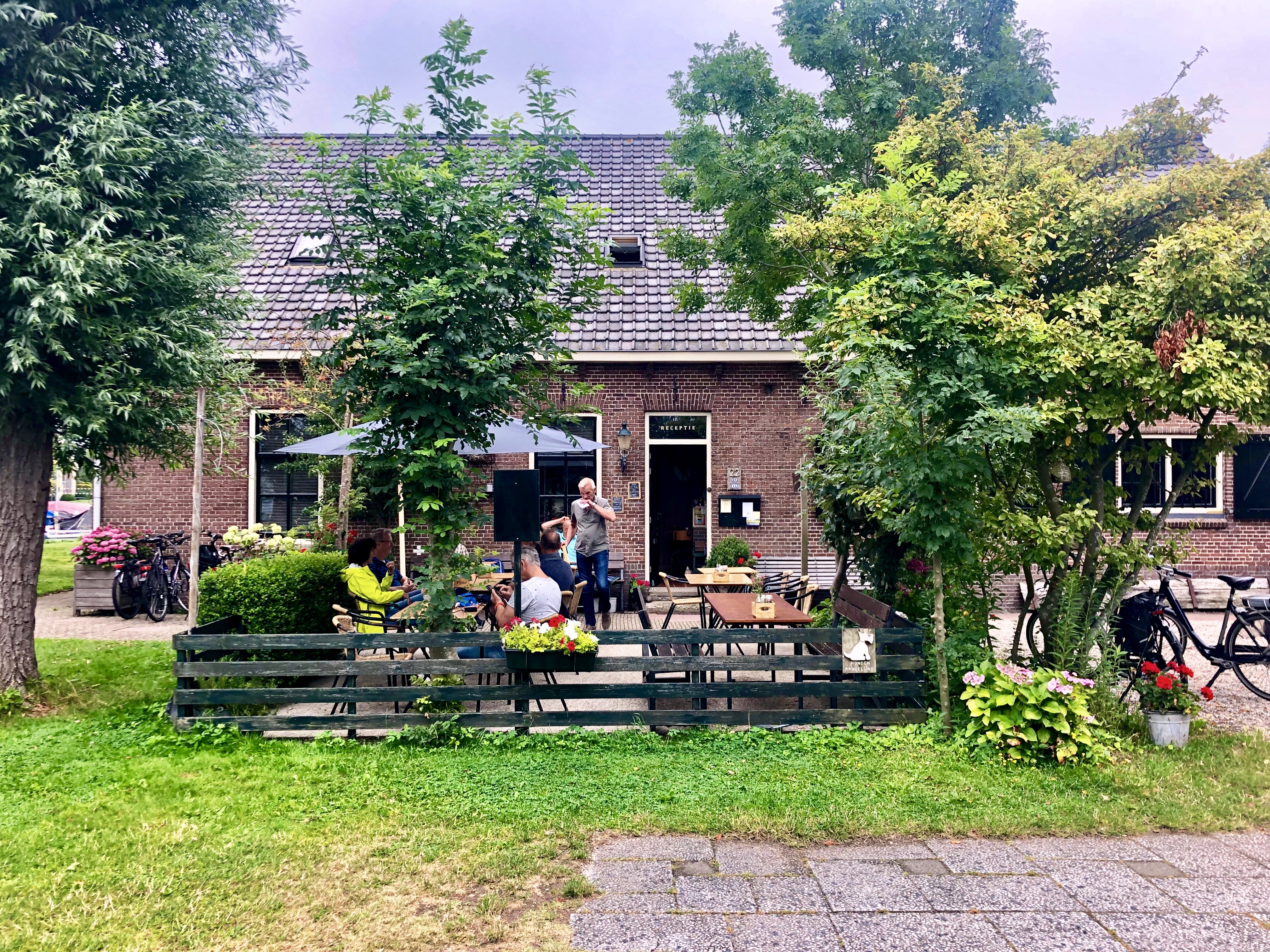 Terras 't Haasje bij Warmond. Foto Sybylle Kroon